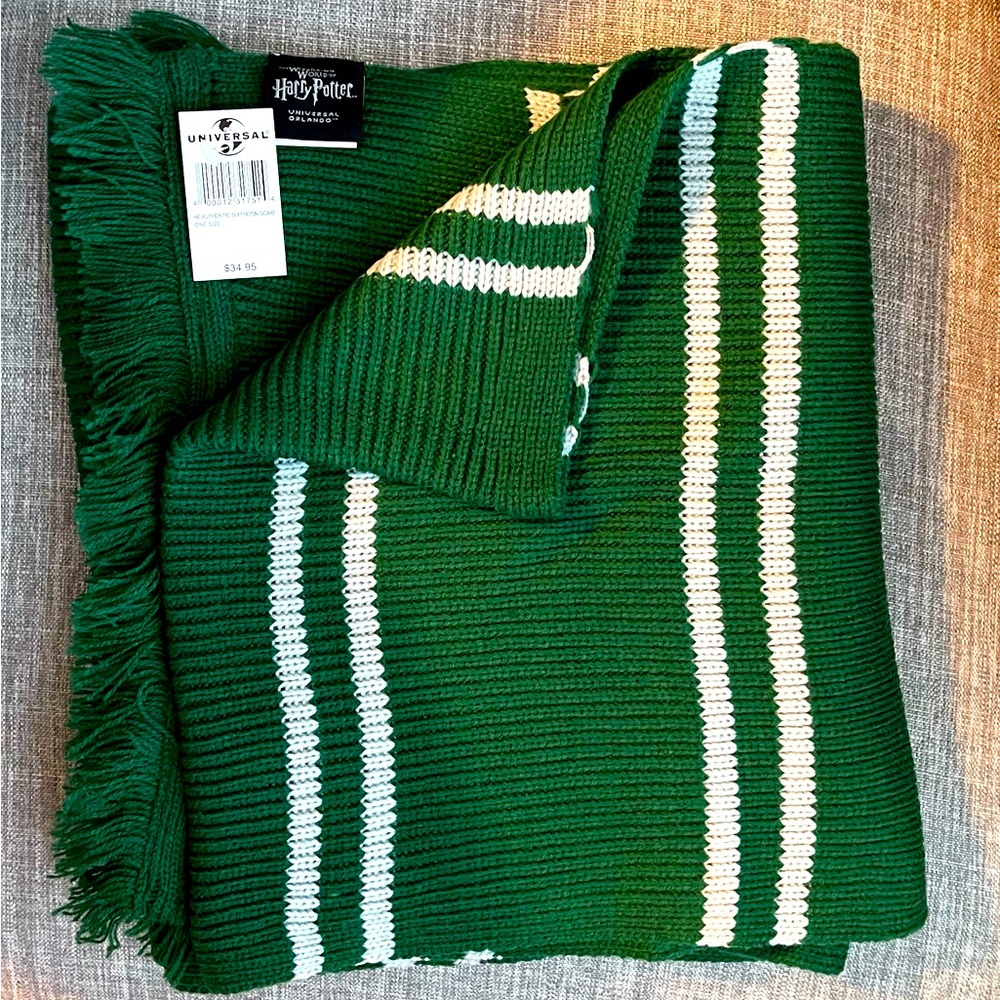 Universal Studios Wizarding World of Harry Potter Slytherin Knitted Scarf NWT